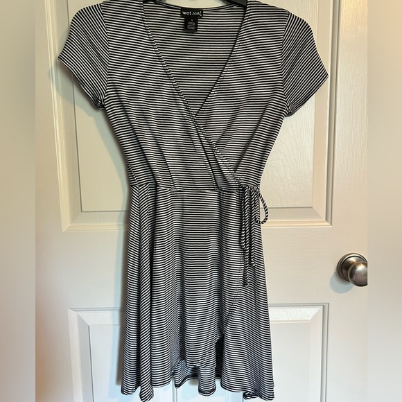 Wet seal, Small, Black and white stripes - Picture 3 of 7